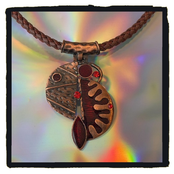 💕Beautiful Statement Necklace Hammered Copper tone Pendant Brown Leather Cord💕 - Picture 3 of 6